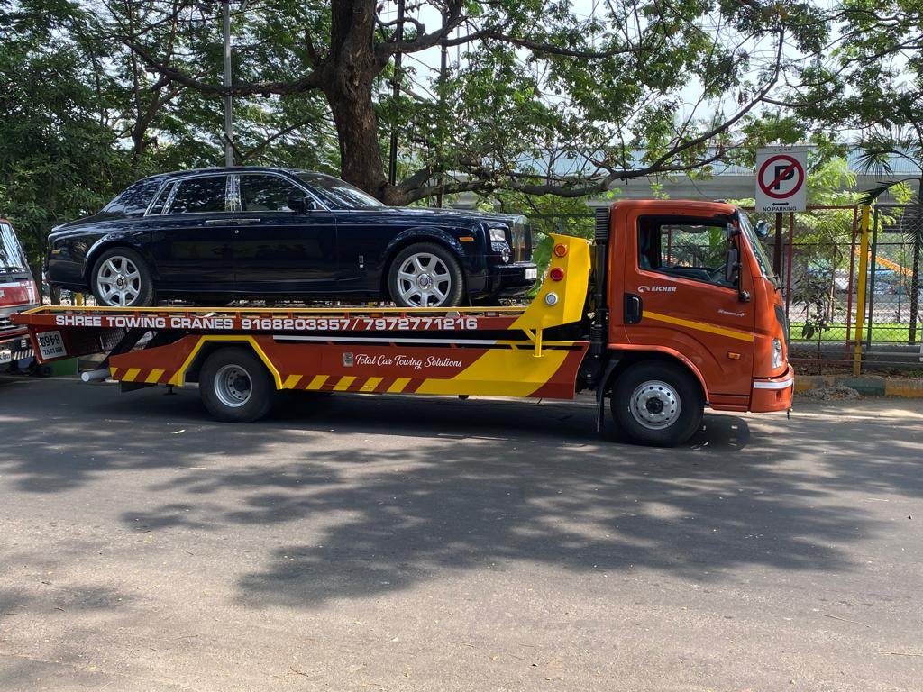 Shree Towing Cranes service vehicle